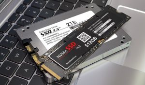 różnego typu dyski SSD leżą na klawiaturze laptopa